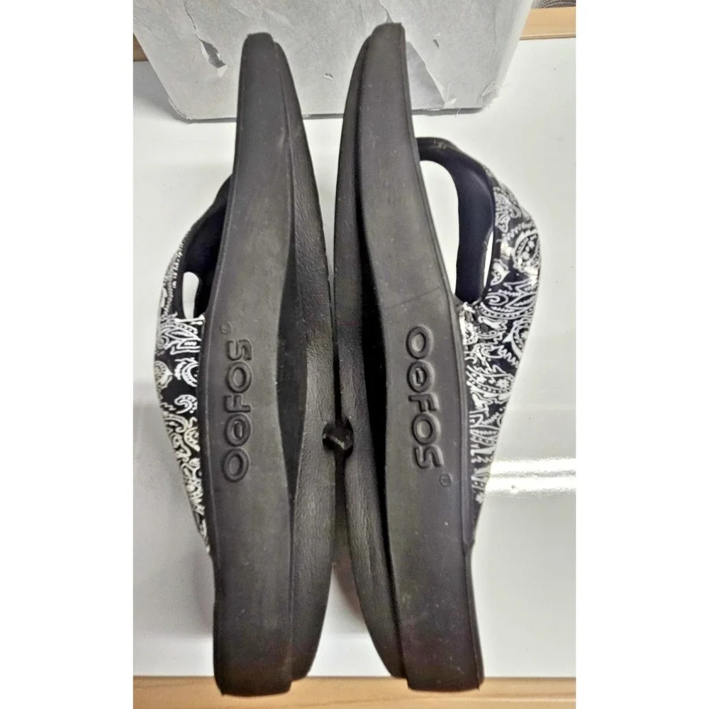 OOFOS OOLala flip‎ flop Limited Bandana Paisley woman sandal black Sz US 6/EU37